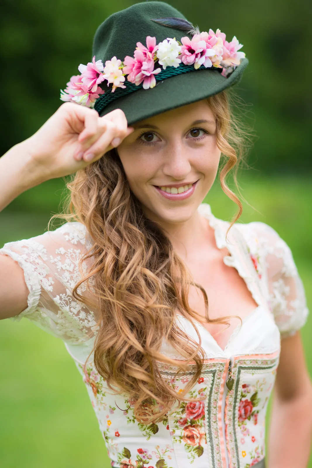 Trachtenblusen und Dirndl-Details in Nahaufnahme