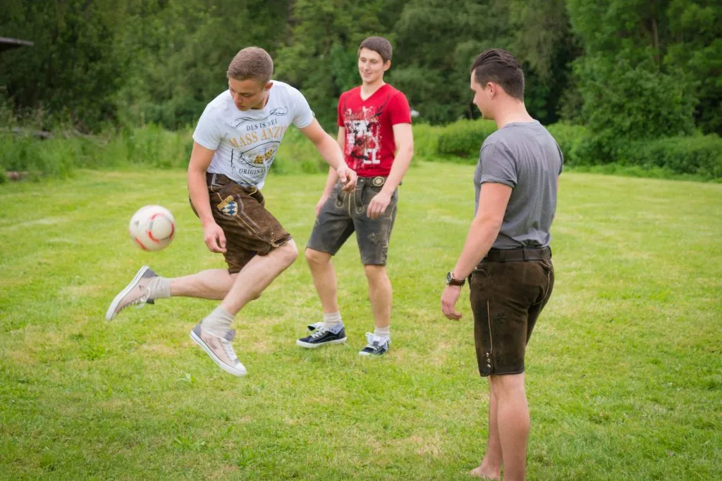 Herren-Lederhosen mit Trachtenhemden und Janker